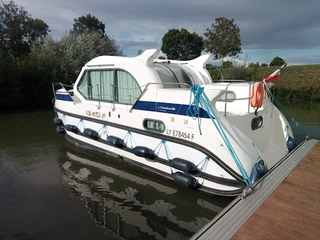 Miscellaneous. Unique Stay on Water - A Moored Boat in Pontailler-sur-Saône