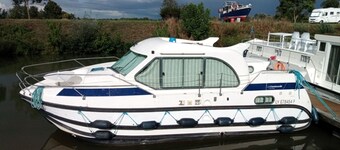 Stay Afloat: Cozy Boat Rental on the Saône in Scenic Burgundy