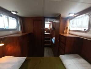 2 bedrooms, bed sheets - Vintage Houseboat with Terrace - Sleeps 7 (Pontailler-sur-Saône)