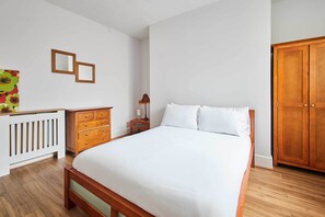 1 quarto, ferros/tábuas de passar roupa, roupa de cama