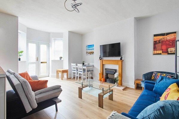 Fernseher, Kamin, Arbeitsbereiche