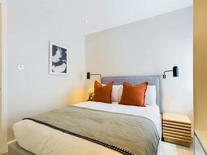 1 Schlafzimmer, Schreibtisch, Bügeleisen/Bügelbrett, Reisekinderbett