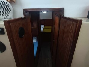 1 bedroom, bed sheets - Retro barge moored in Pontailler-sur-Saône with 5 berths (Pontailler-sur-Saône)