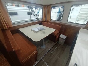 Interior - Retro barge moored in Pontailler-sur-Saône with 5 berths (Pontailler-sur-Saône)