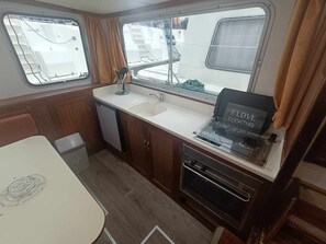 Fridge, stovetop, coffee/tea maker - Retro barge moored in Pontailler-sur-Saône with 5 berths (Pontailler-sur-Saône)