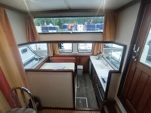 Fridge, stovetop, coffee/tea maker - Retro barge moored in Pontailler-sur-Saône with 5 berths (Pontailler-sur-Saône)