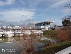 Marina - Retro barge moored in Pontailler-sur-Saône with 5 berths (Pontailler-sur-Saône)