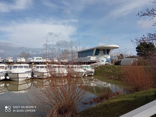 Retro barge moored in Pontailler-sur-Saône with 5 berths