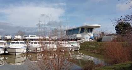 Séjour insolite sur bateau confortable à Pontailler-sur-SaÎne, idéal pour 8 pers, draps inclus