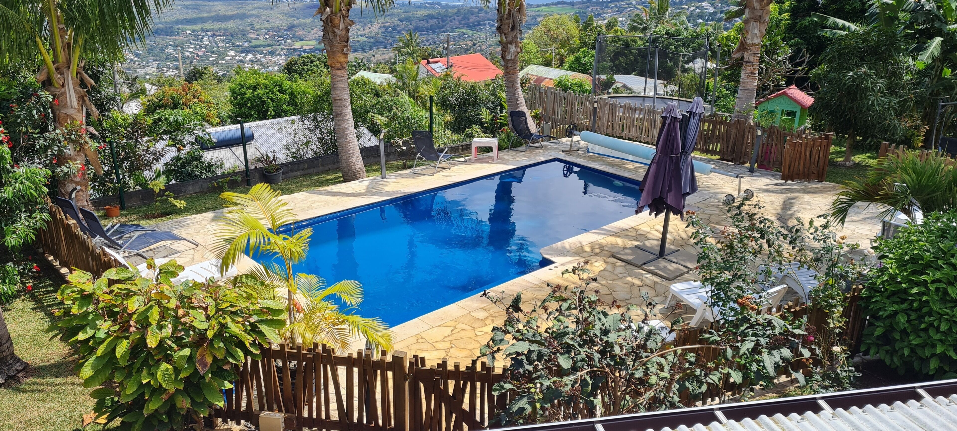 Utendørsbasseng og et oppvarmet basseng