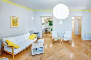 Apartment, 2 Bedrooms, Courtyard View | Living room | 47-inch LED TV with digital channels - HB apartments Astoria (Tbilisi)