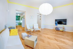 Apartment, 2 Bedrooms, Courtyard View | Living room | 47-inch LED TV with digital channels - HB apartments Astoria (Tbilisi)