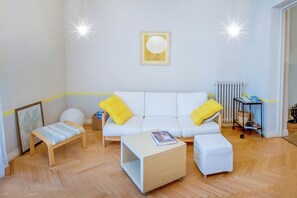 Apartment, 2 Bedrooms, Courtyard View | Living room | 47-inch LED TV with digital channels - HB apartments Astoria (Tbilisi)