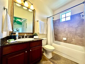 Douche, sèche-cheveux, serviettes fournies, savon