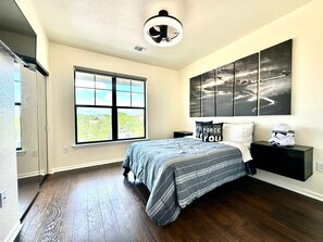 3 Schlafzimmer, Schreibtisch, Bügeleisen/Bügelbrett, Reisekinderbett