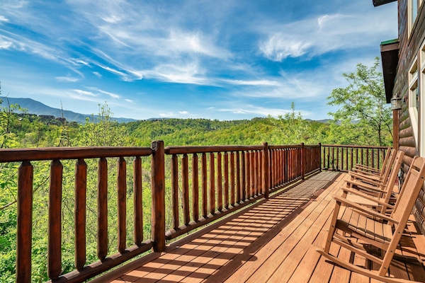 Private entire Gatlinburg Tennessee Cabin with Smoky Mountain Views!
