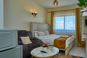 1 bedroom, iron/ironing board, free WiFi, bed sheets - Studio Sleeps 2 With 24hr Check-in (Syokimau)