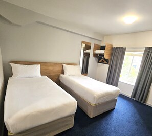 Standaard Twin kamer, toegankelijk voor rolstoelgebruikers, niet-roken | Geluiddichte muren, een strijkplank/strijkijzer, gratis wifi