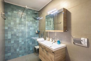 Een douche, handdoeken