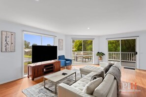 Unclassified image, 5 of 30, button - Charming Cowes Family Home - Steps to Beach (Cowes)