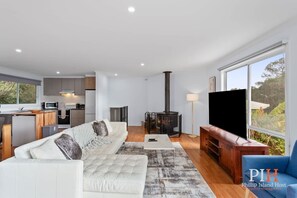 Unclassified image, 3 of 30, button - Charming Cowes Family Home - Steps to Beach (Cowes)