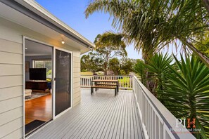 Unclassified image, 4 of 30, button - Charming Cowes Family Home - Steps to Beach (Cowes)