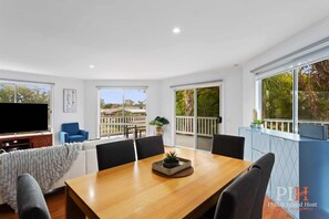 Unclassified image, 2 of 30, button - Charming Cowes Family Home - Steps to Beach (Cowes)