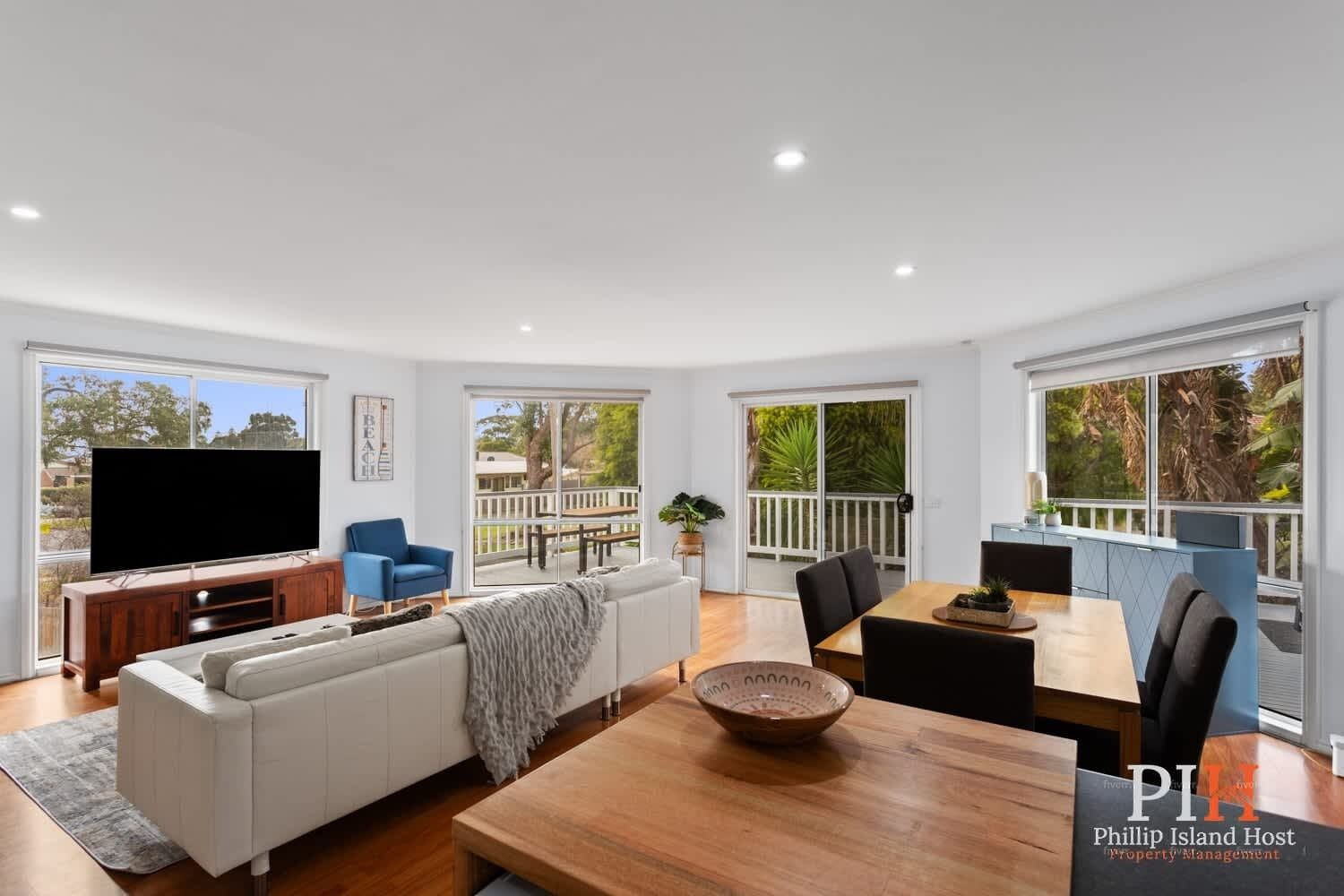 تلفزيون، مدفأة، مشغل دي في دي، كُتُب