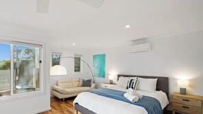 5 bedrooms, desk, iron/ironing board, travel cot - XARA Modern Luxe Villa with Ocean View (Cowes)