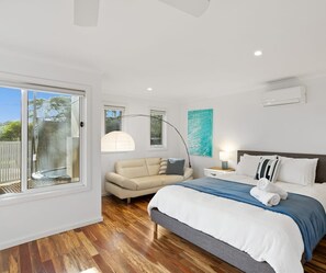 5 bedrooms, desk, iron/ironing board, travel cot - XARA Modern Luxe Villa with Ocean View (Cowes)