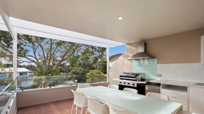 Outdoor dining - XARA Modern Luxe Villa with Ocean View (Cowes)