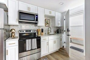 Fridge, microwave, oven, stovetop - The Murphy Studio @ Chippewa Square (Savannah)