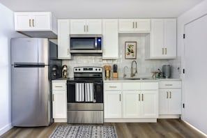 Refrigerador, microondas, horno, placa de cocina