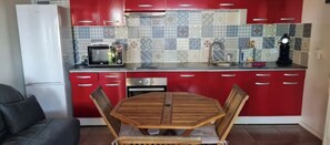 Frigorífico, microondas, horno y placa de cocina