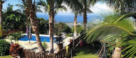 Una piscina al aire libre, una piscina climatizada