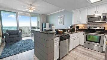 Refrigerador, microondas, horno, placa de cocina