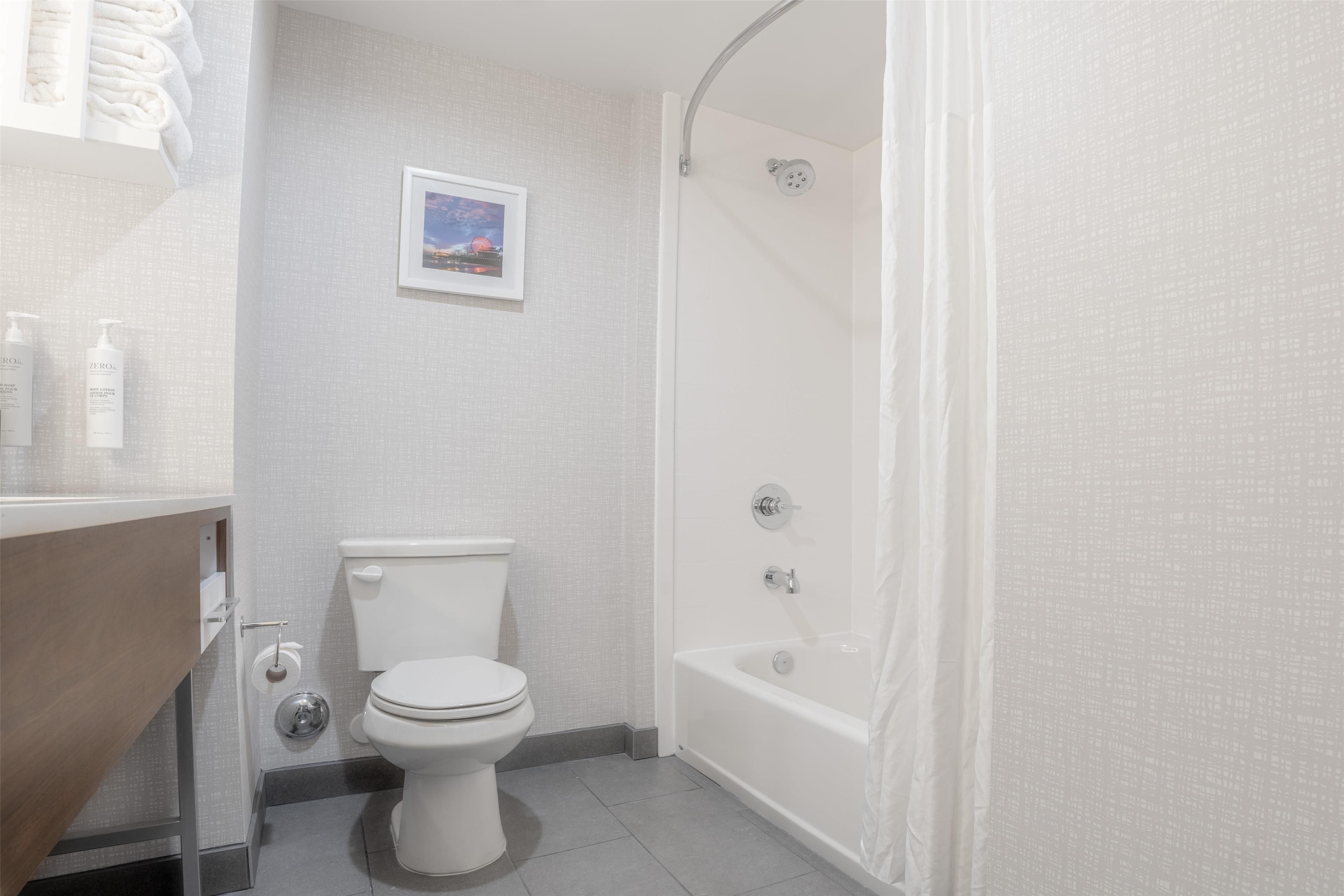Un baño con inodoro, ducha y lavamanos.