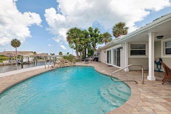 Coastal Charm: Seaside Hideaway 3 Bedroom Home by RedAwning