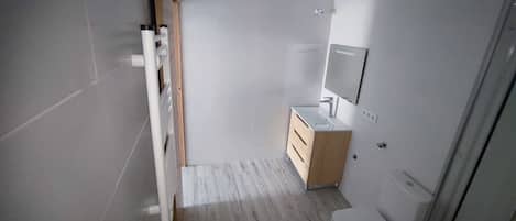 Douche, serviettes fournies, savon, papier de toilette