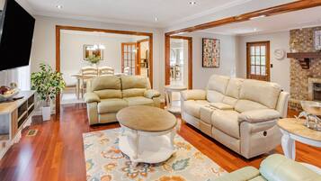 House, 4 Bedrooms | Living area | Smart TV