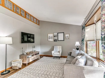 Family-friendly Retreat: Cozy & Spacious Haven 6 Bedroom Home by