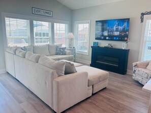 Casa, 3 habitaciones | Área de sala de estar | Smart TV 
