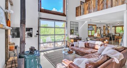 Mountain Cabin: Vintage Charm Meets Modern Luxury 2 Bedroom Home by RedAwning