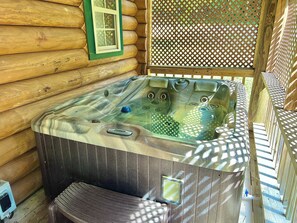 Private spa tub - Dunn's Creek Hideaway 3 Bedroom Cabin by RedAwning (Sevierville)