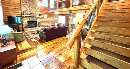 Dunn's Creek Hideaway 3 Bedroom Cabin by RedAwning