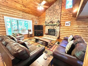 Living area - Dunn's Creek Hideaway 3 Bedroom Cabin by RedAwning (Sevierville)