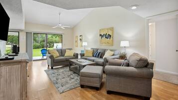 Condo, 3 Bedrooms | Living area