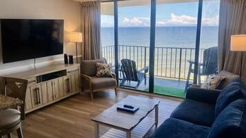 Condo, 2 Bedrooms | Living area