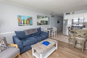 Condo, 2 habitaciones | Área de sala de estar