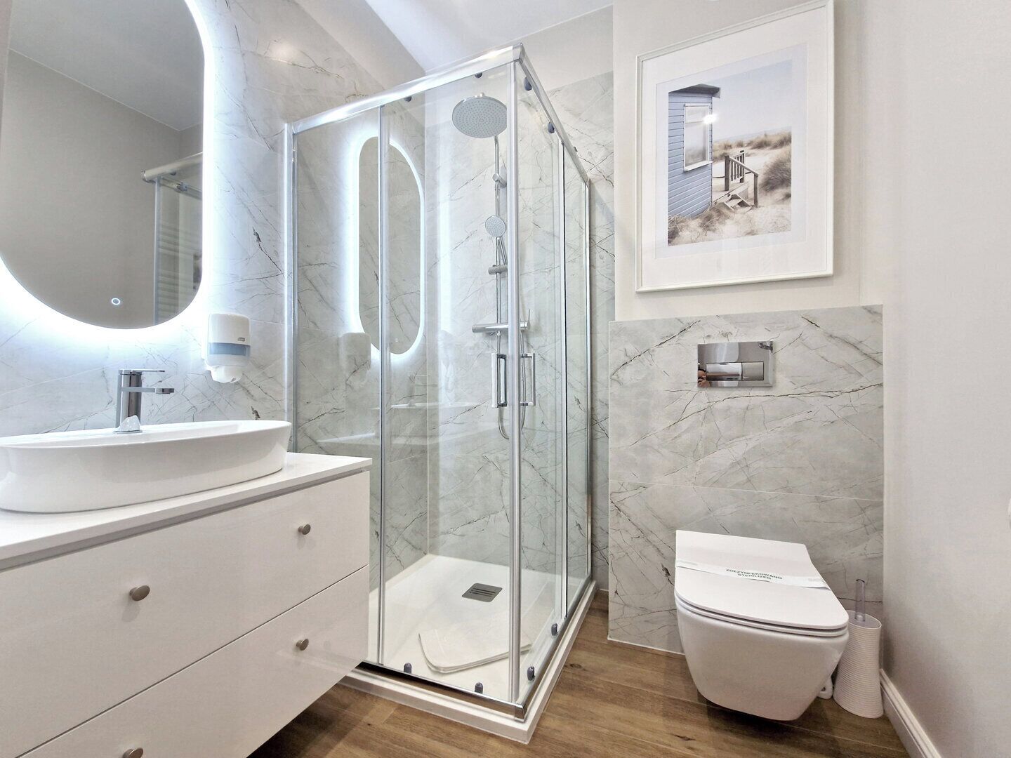 Superior Studio Suite, 1 Queen Bed with Sofa bed | Bathroom | Shower, hair dryer, towels, toilet paper